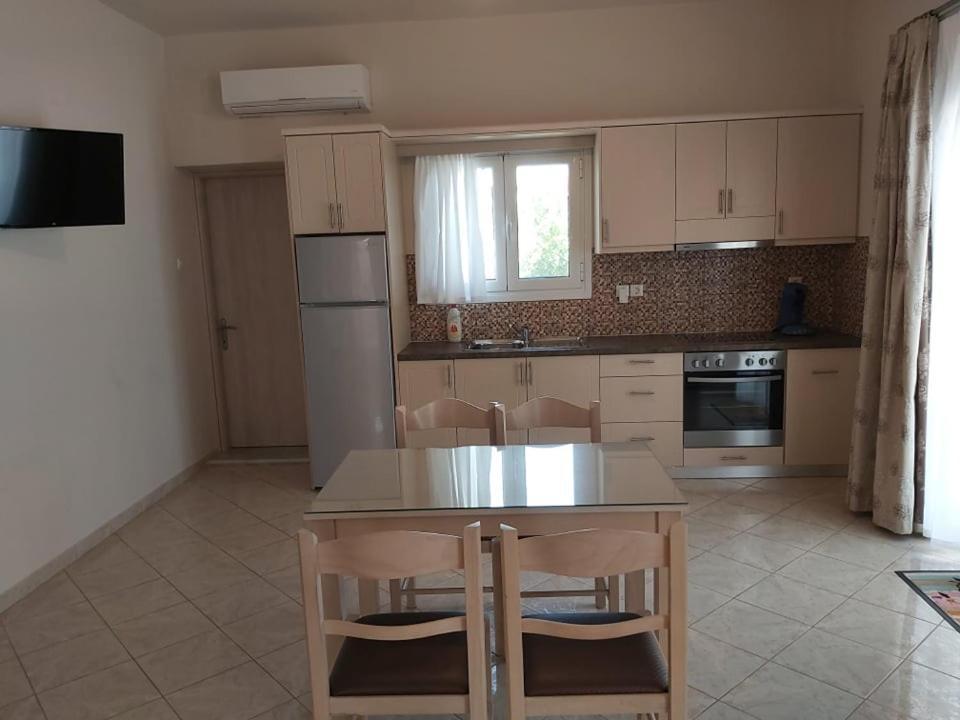 Konstantinos Apartments อัมมูเดีย ห้อง รูปภาพ